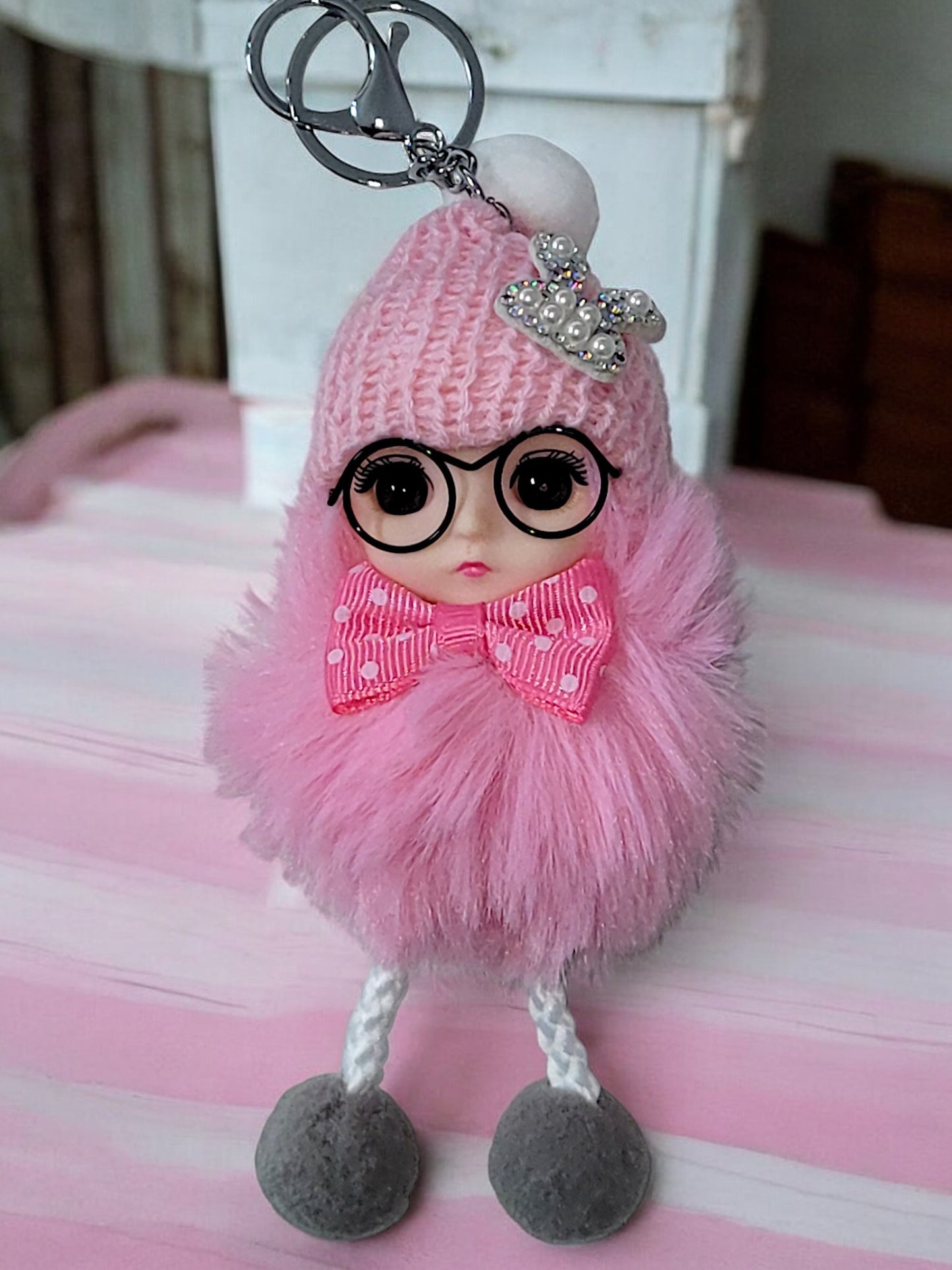 Niedlicher Schlüsselanhänger Puppe mit Brille in versch. Ausführungen und Farben
