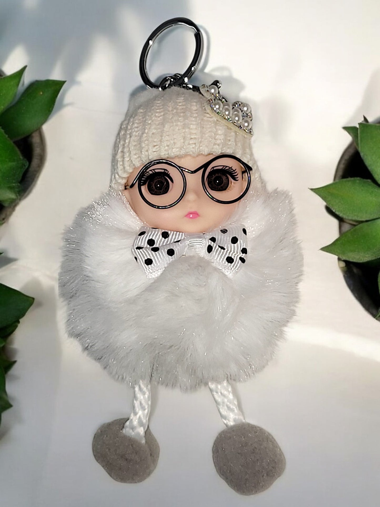 Niedlicher Schlüsselanhänger Puppe mit Brille in versch. Ausführungen und Farben