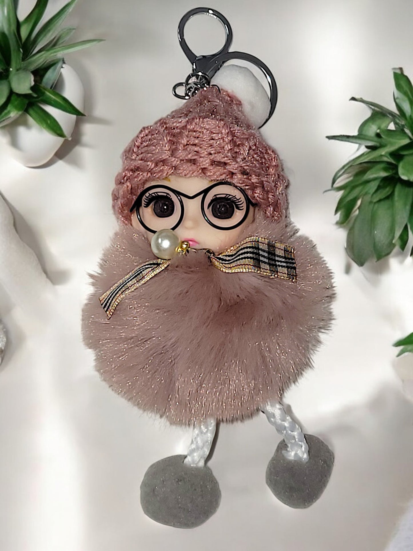 Niedlicher Schlüsselanhänger Puppe mit Brille in versch. Ausführungen und Farben