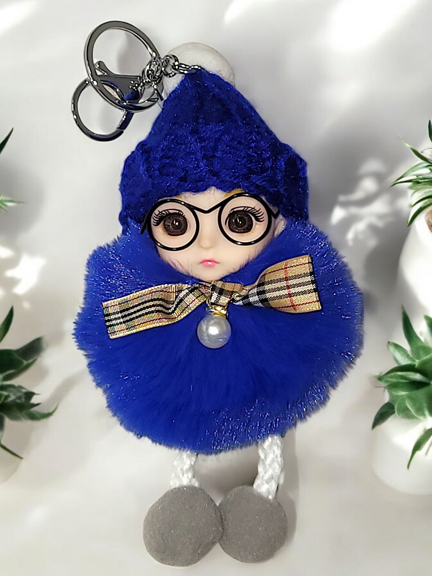 Niedlicher Schlüsselanhänger Puppe mit Brille in versch. Ausführungen und Farben
