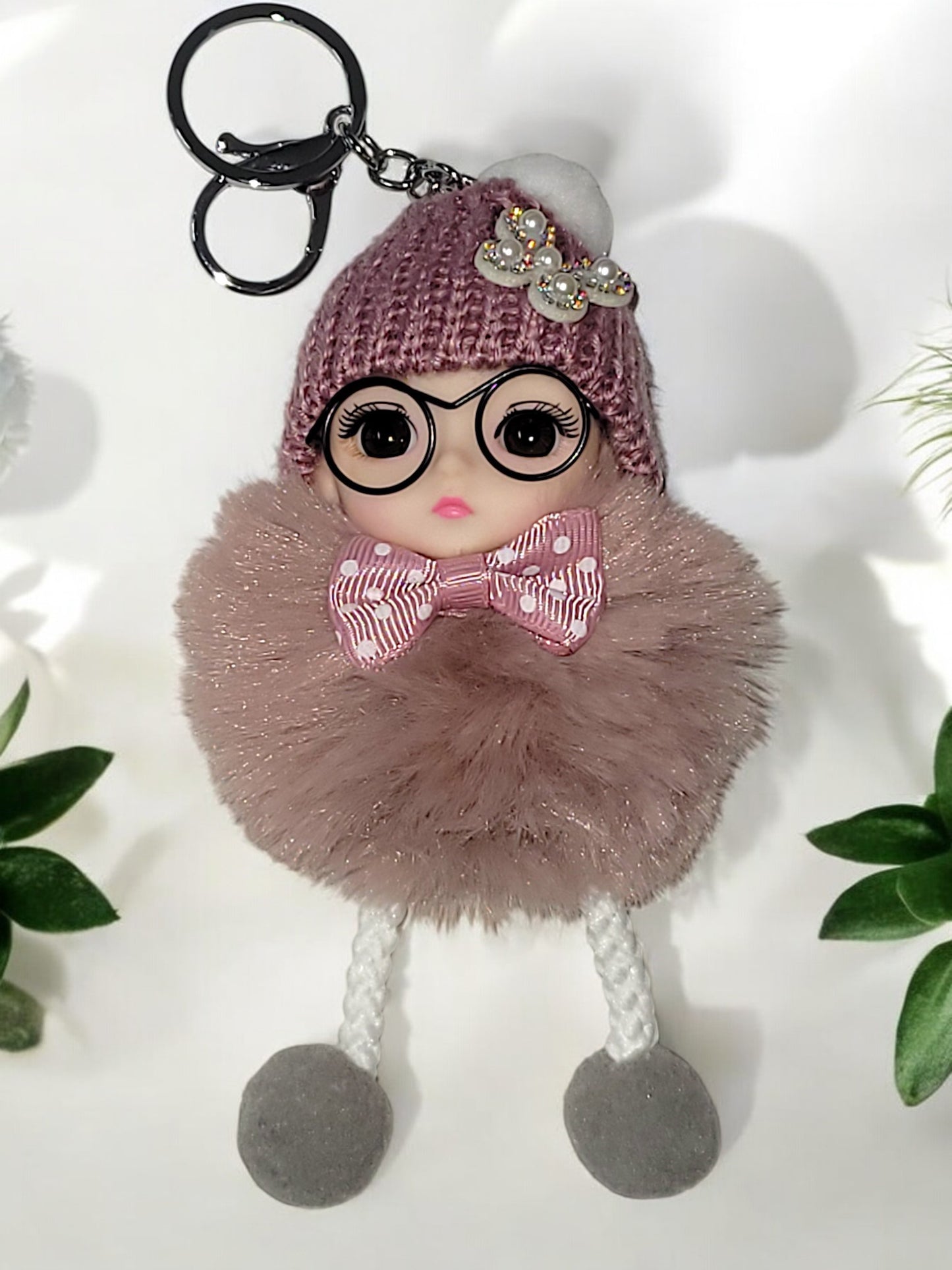 Niedlicher Schlüsselanhänger Puppe mit Brille in versch. Ausführungen und Farben