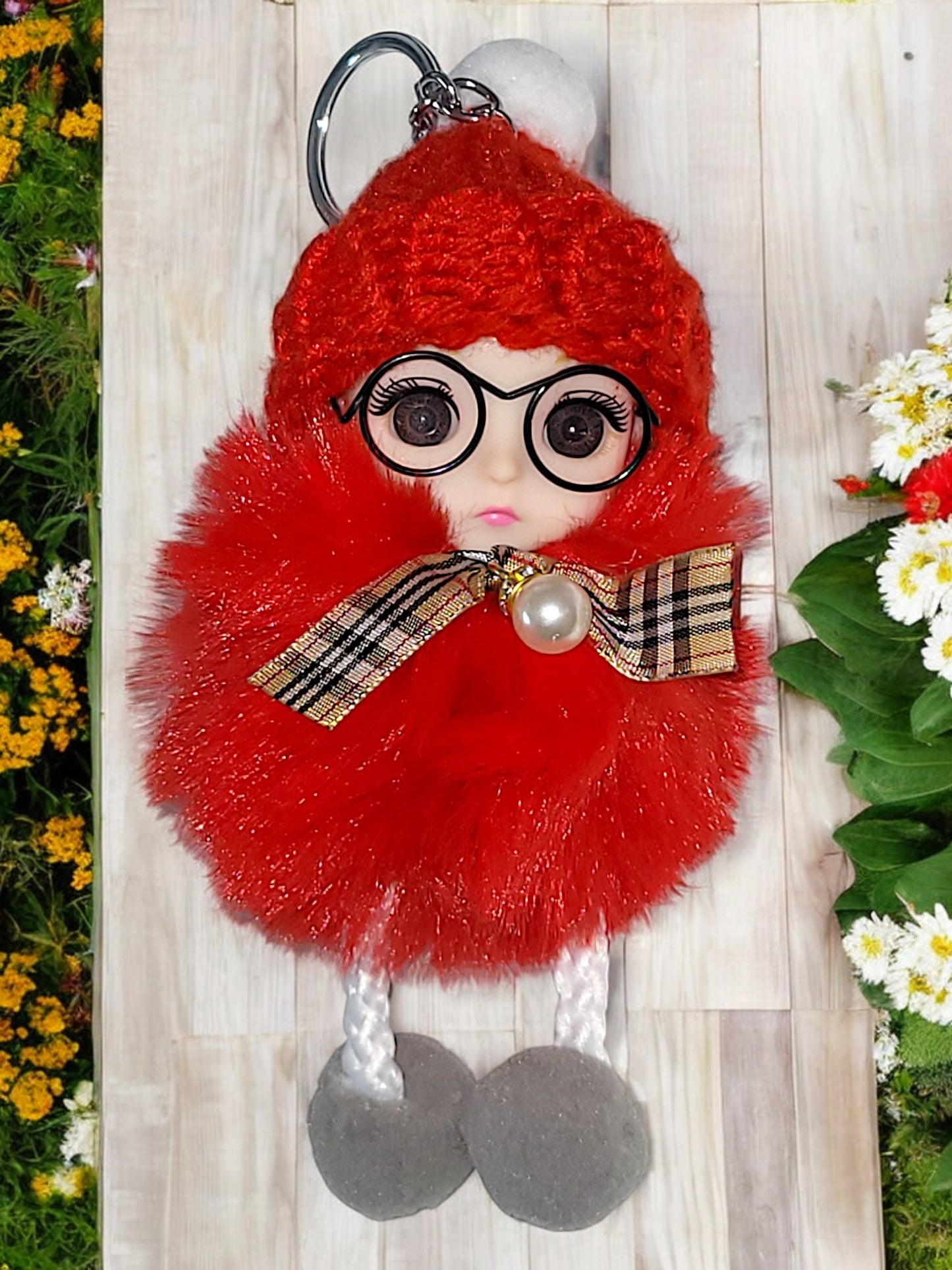 Niedlicher Schlüsselanhänger Puppe mit Brille in versch. Ausführungen und Farben