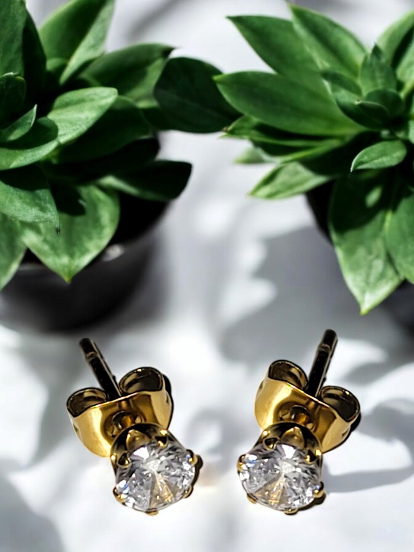 Kleiner klassischer Ohrstecker mit Zirkonia Stein