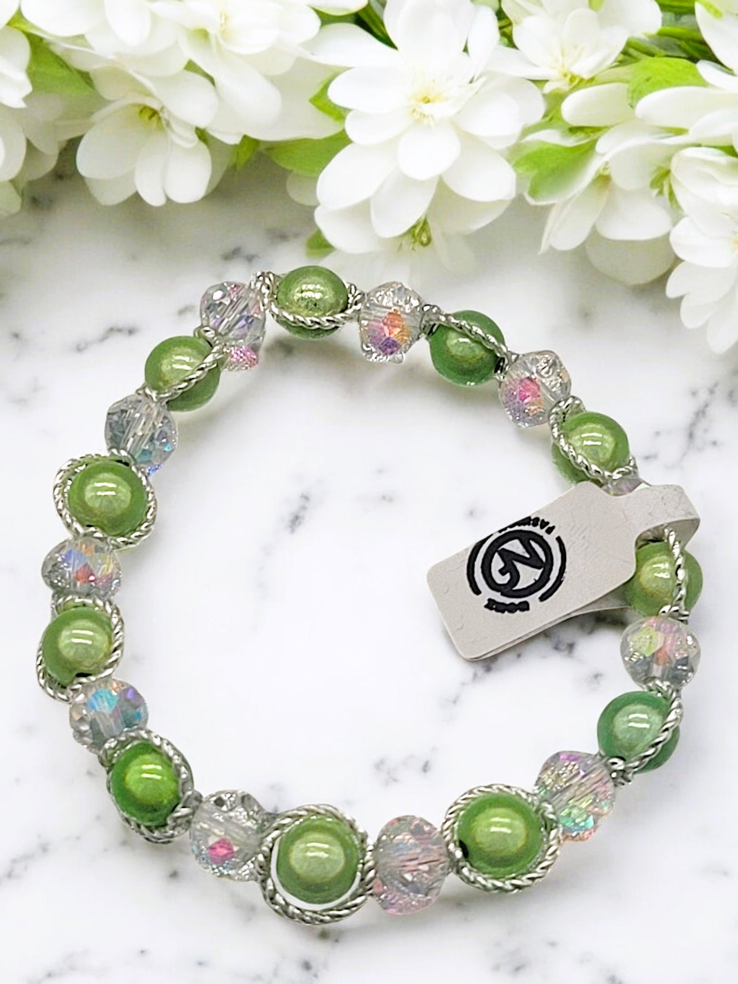 Besondere Magic-Pearls Armbänder mit zusätzl. Glasperlen in versch. Farben