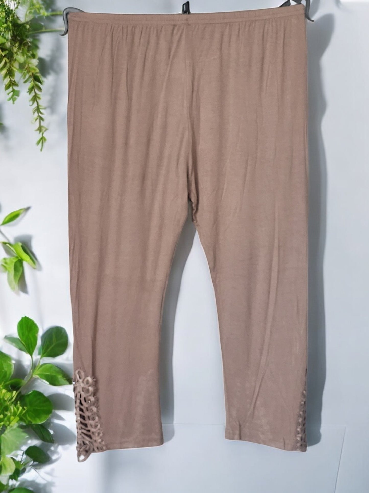 Capri-Leggings mit Strass & Spitze – Blickfang & Komfort in Einem! ✨🖤