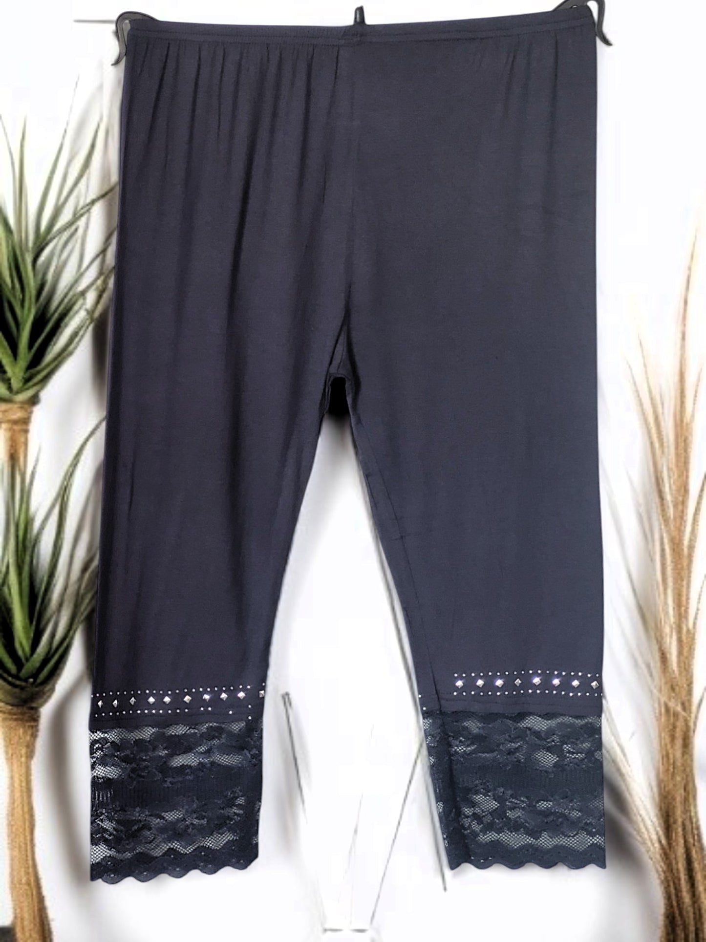 Capri-Leggings (Gr. 42–48) mit Spitze & Nieten – in verschiedenen Farben ✨🖤