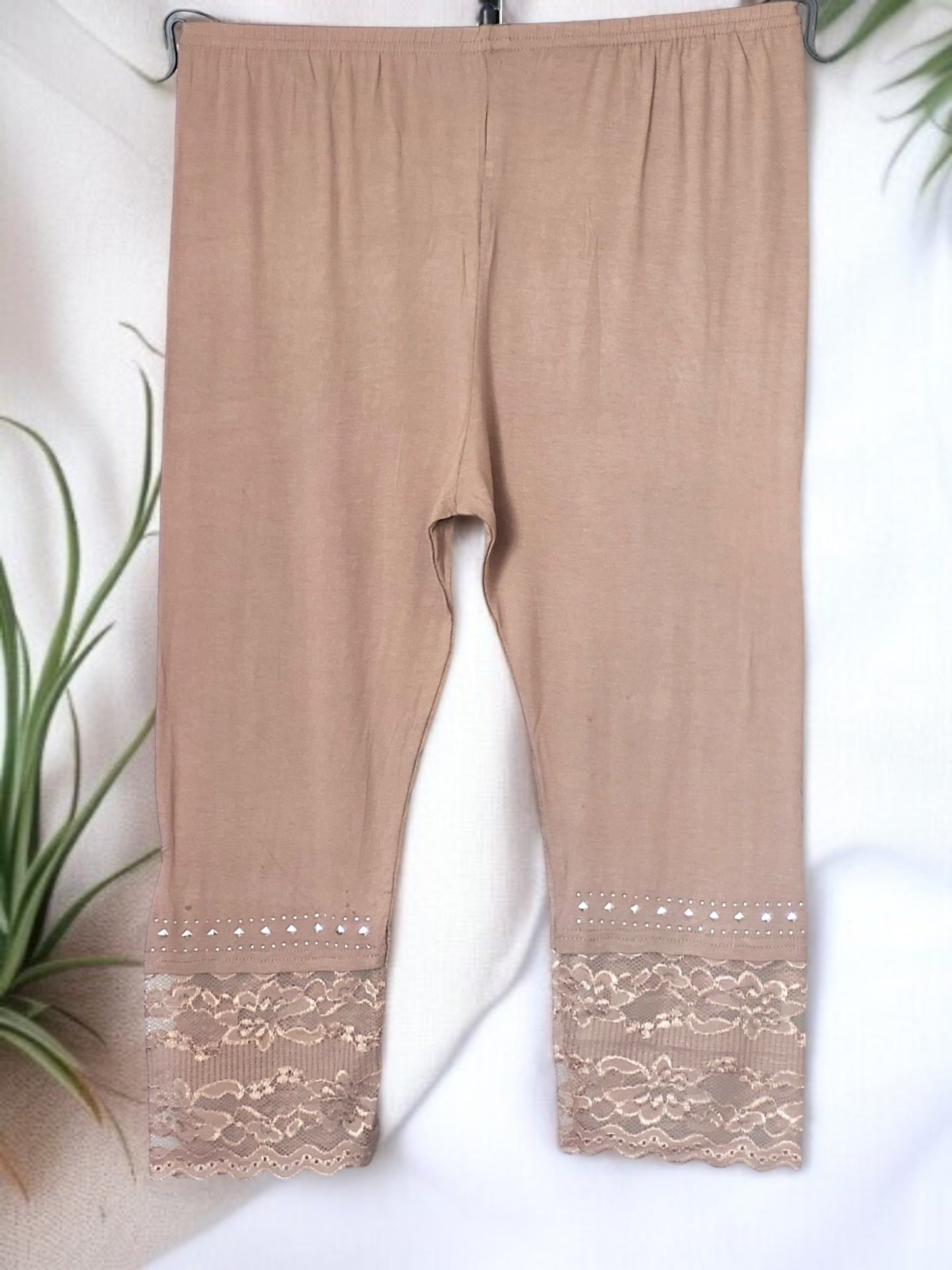Capri-Leggings (Gr. 42–48) mit Spitze & Nieten – in verschiedenen Farben ✨🖤