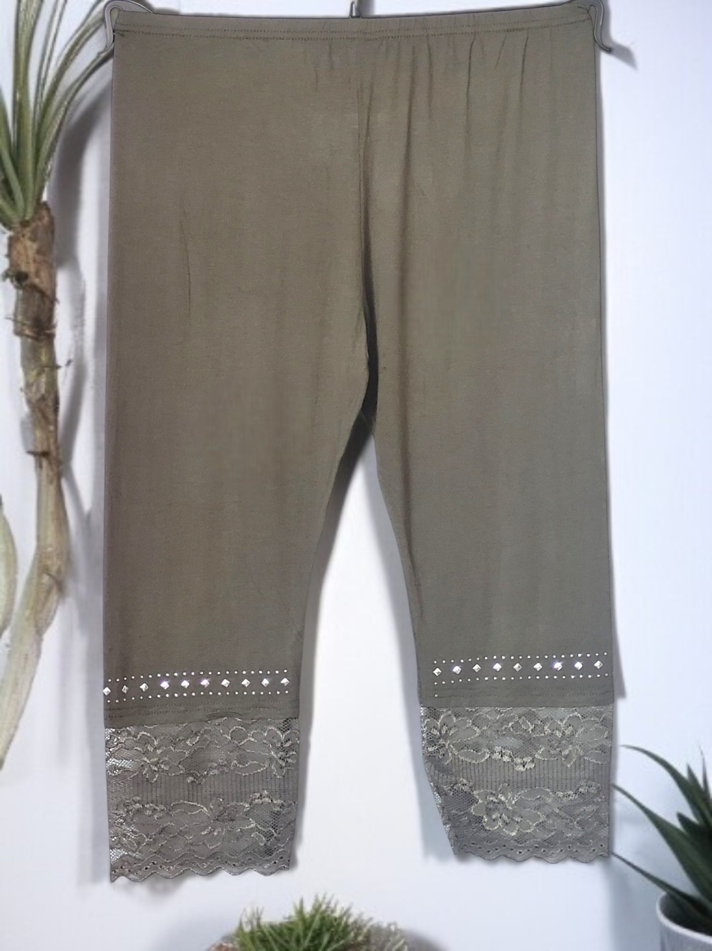 Capri-Leggings (Gr. 42–48) mit Spitze & Nieten – in verschiedenen Farben ✨🖤