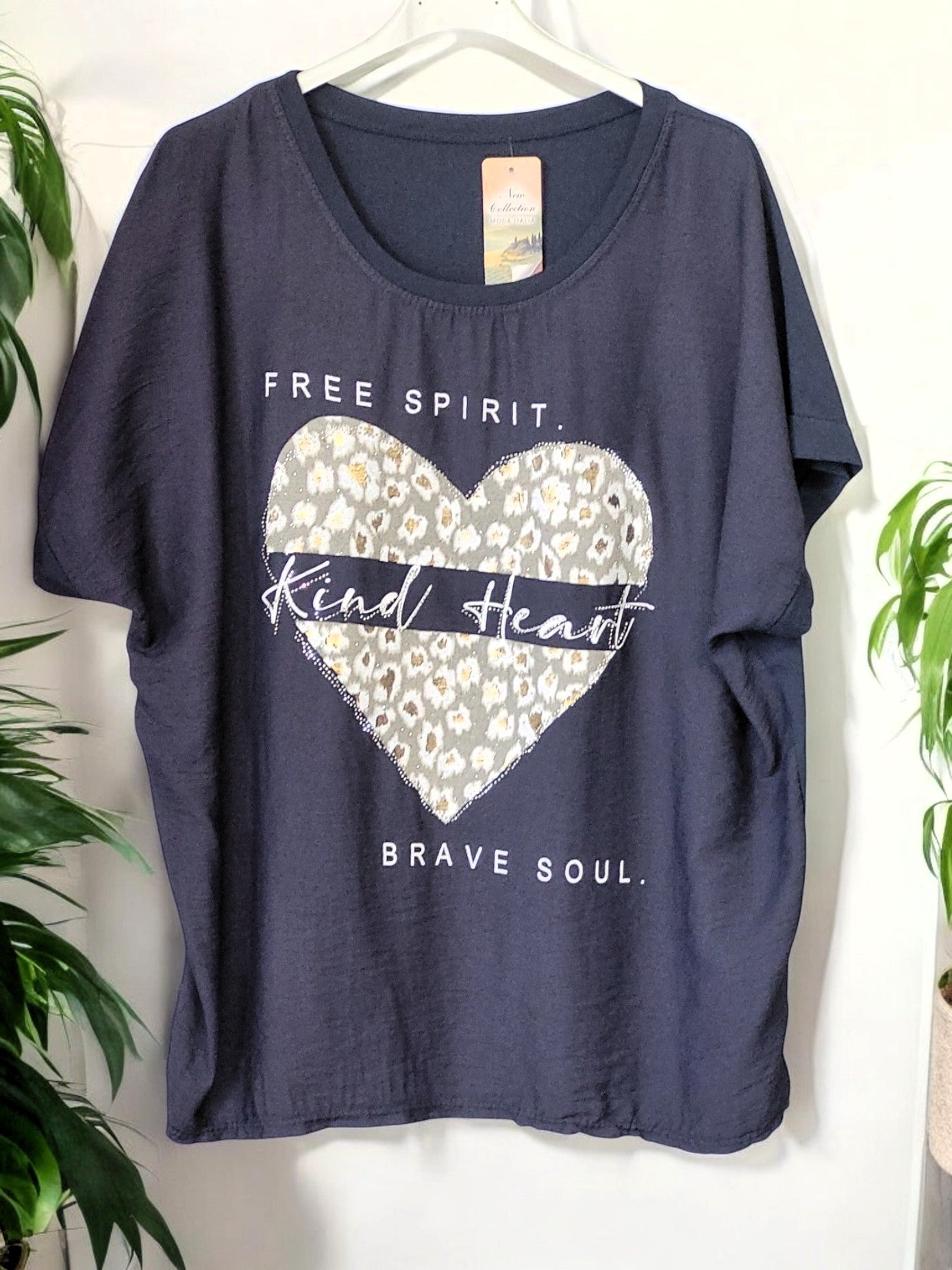 🌟 T-Shirt „Free Spirit – Kind Heart“ – 8 Farben – Gr. 36–42 – mit Leo-Herz & Glitzersteinchen 💕🖤