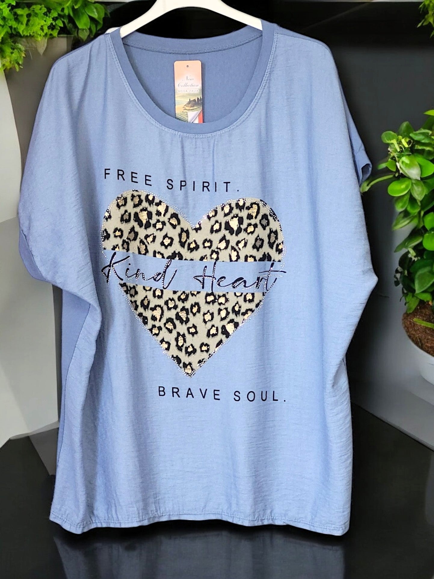 🌟 T-Shirt „Free Spirit – Kind Heart“ – 8 Farben – Gr. 36–42 – mit Leo-Herz & Glitzersteinchen 💕🖤