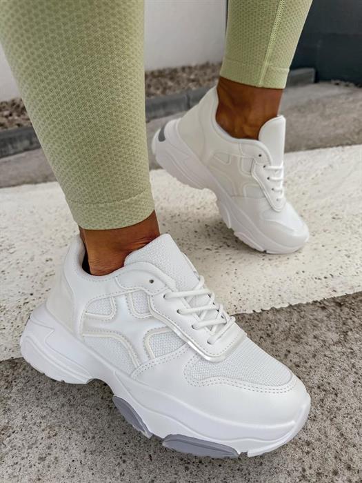 Sportliche weiße Sneaker in versch. Größen
