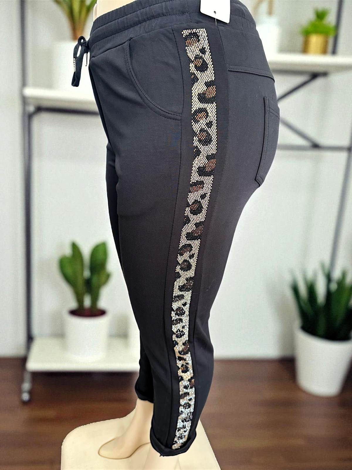 👖✨ Vorbestellung: Jogpant mit Strass-Leo-Streifen – 5 Farben 🌈 | Gr. 42–46