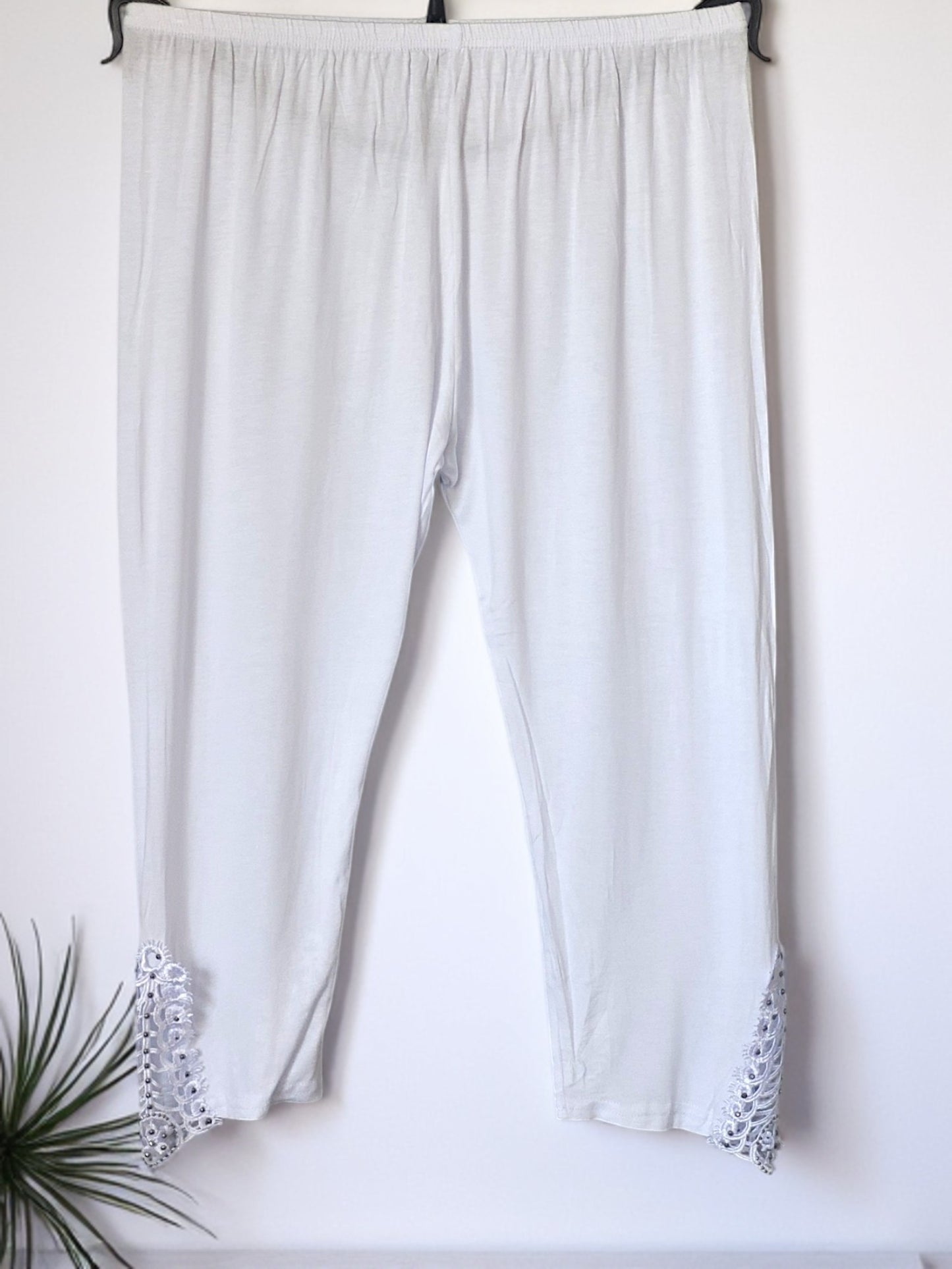 Capri-Leggings mit Strass & Spitze – Blickfang & Komfort in Einem! ✨🖤