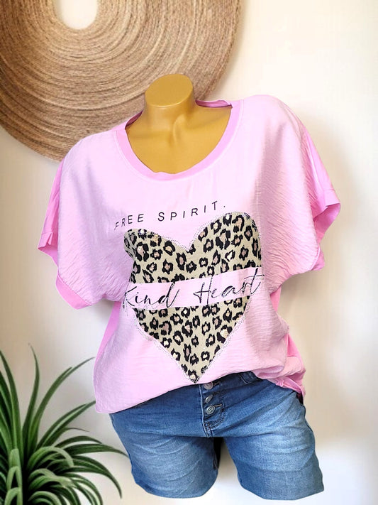 🌟 T-Shirt „Free Spirit – Kind Heart“ – 8 Farben – Gr. 36–42 – mit Leo-Herz & Glitzersteinchen 💕🖤