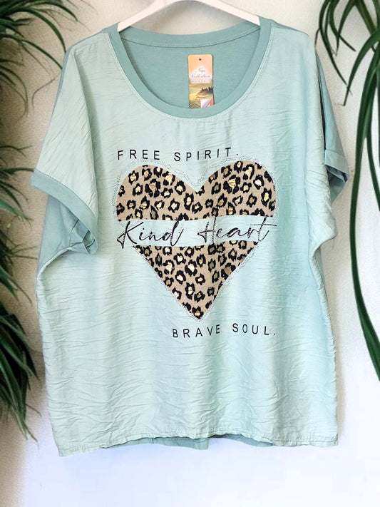 🌟 T-Shirt „Free Spirit – Kind Heart“ – 8 Farben – Gr. 36–42 – mit Leo-Herz & Glitzersteinchen 💕🖤