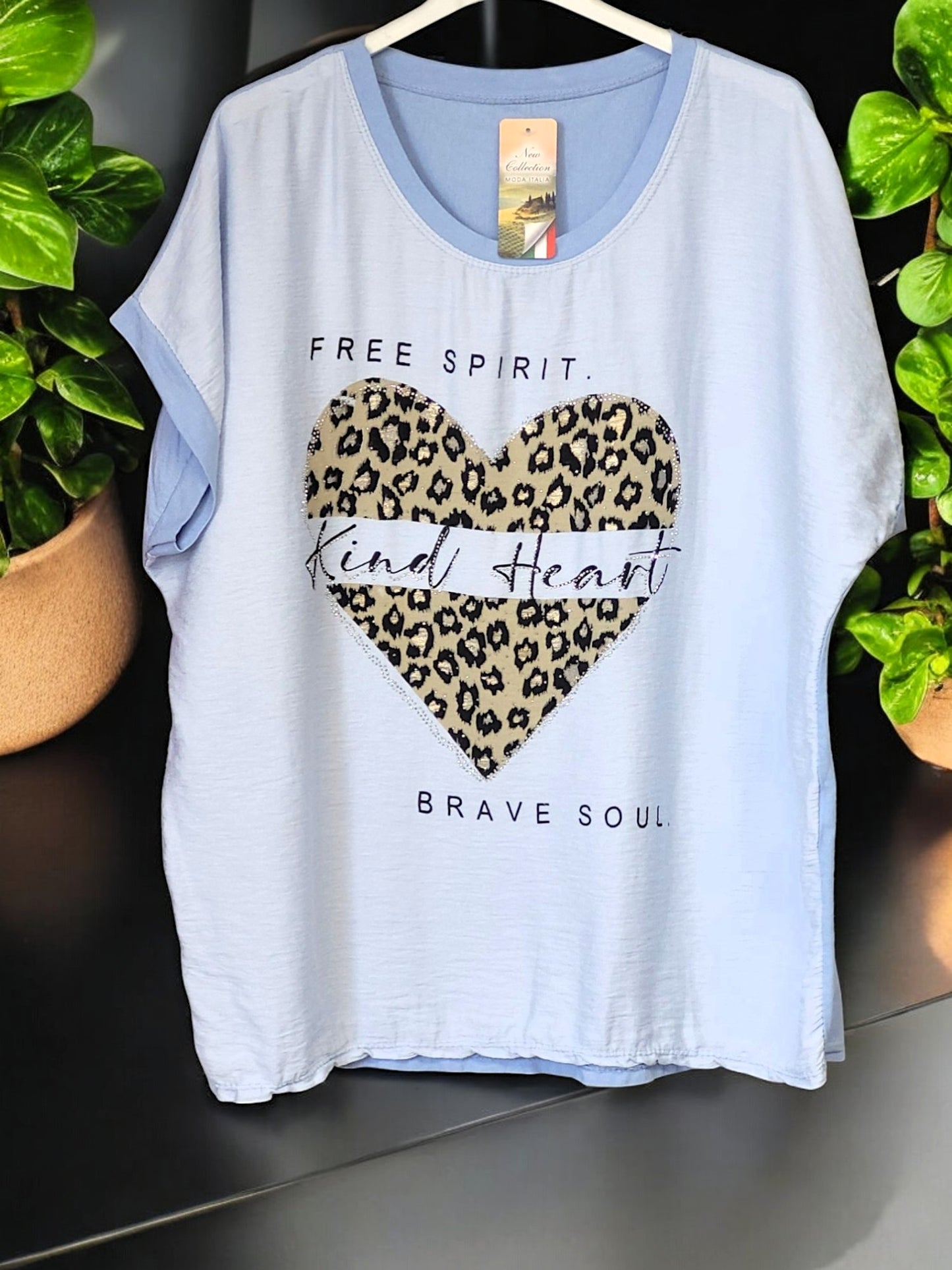 🌟 T-Shirt „Free Spirit – Kind Heart“ – 8 Farben – Gr. 36–42 – mit Leo-Herz & Glitzersteinchen 💕🖤